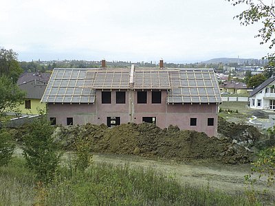 Technologie výstavby vyniká minimálním použitím mokrých procesů, což vylučuje trhliny, poruchy na omítkách apod.