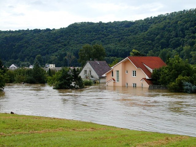 Rozvodněná Berounka v obci Hlásná Třebaň v srpnu 2002, ilustrační foto (zdroj: wikipedia, autor: che)