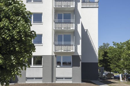 Každý byt má k dispozici svůj balkon, byty v posledním podlaží pak střešní terasy.