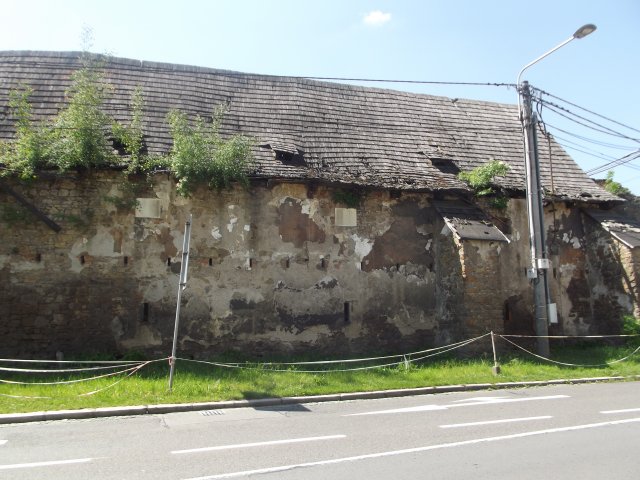 Sedlová střecha s ostrým sklonem byla pokrytá dřevěným šindelem.