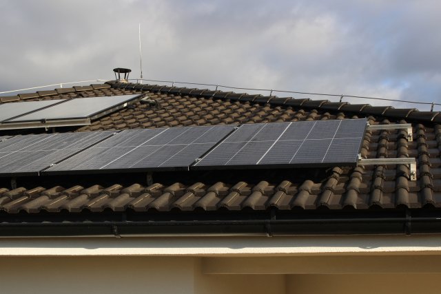 Při instalaci fotovoltaických panelů je základem pochůznost po střeše. Proto KM Beta vyrábí střešní tašky se speciálním nosným blokem pod názvem nášlapná taška.