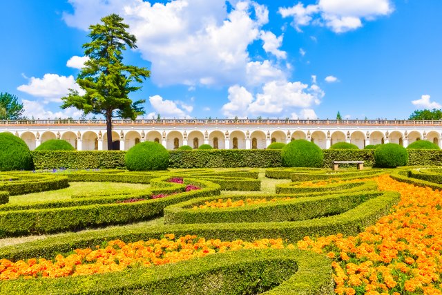 Geometricky dokonalé cesty a květinové záhony v Květné zahradě jsou skvostným příkladem mistrovského zahradnického umění té doby.
Zdroj: Pavel Szabo, Shutterstock