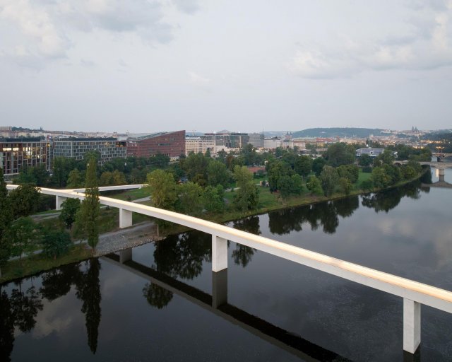 Mezi stavbami nominovanými na ČCA se objevila i Štvanická lávka v Praze, která vzešla přímo z architektonické soutěže s potvrzením regulérnosti od České komory architektů. Stavba z bílého ultra-vysokohodnotného betonu vznikala pod vedením pod vedením ateliéru AI PRAHA. Zdroj: ČCA, www.ceskacenazaarchitekturu.czFoto: Alexandra Timpau