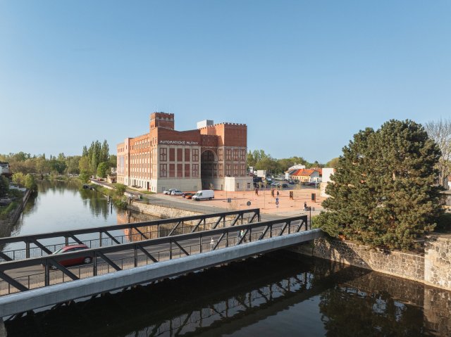 Přeměna Automatických mlýnů, navržených na počátku 20. století známým architektem Josefem Gočárem, je živým důkazem, že české brownfieldy skrývají obrovský potenciál.   Zdroj: Linka News, www.linka.news, Zdroj: Petr Polák, petrpolakstudio.cz