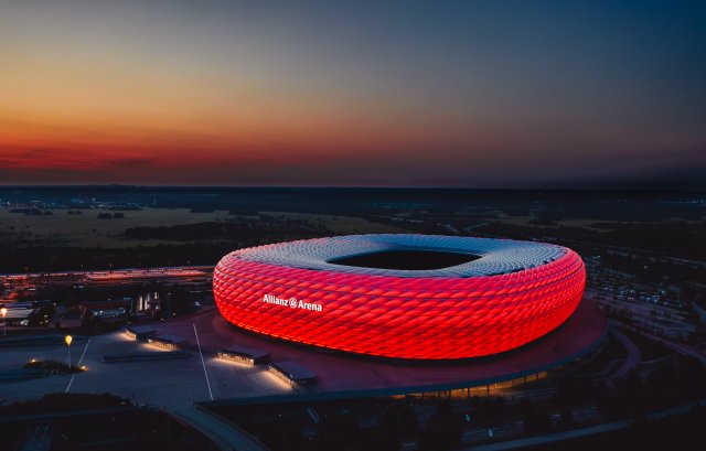 Allianz Arena patří mezi mezi skvosty z architektonického i technologického hlediska. Areál o ploše 6 500 m² pojme při mezinárodních kláních až 70 000 diváků. Zdroj: uslatar, Shutterstock