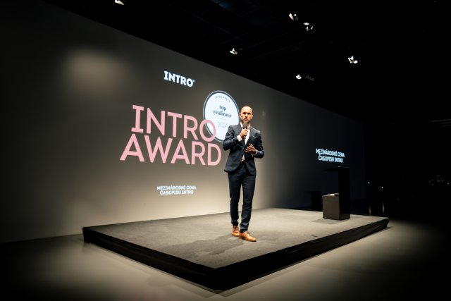 Jan Hejhálek při předávání cen INTRO AWARD.