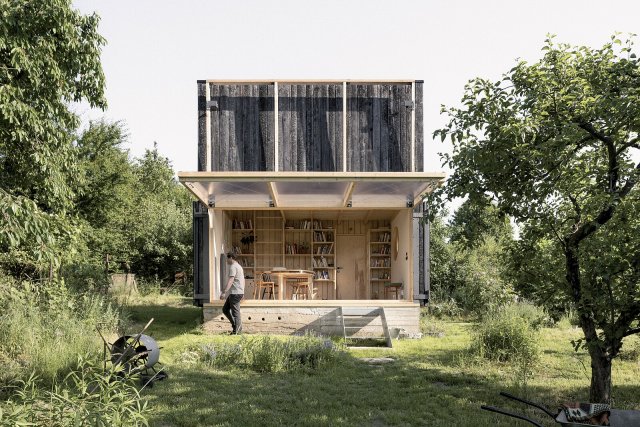 Zahradní pavilon navrhli Architekti Jan Holub a Tomáš Hanus z BYRÓ architekti. Dvojice autorů vyšla vstříc manželům, kteří si přáli novou stavbu, v níž se však nechtěli zavírat před okolní zahradou. Výsledkem je tak objekt s výklopným panelem.
Autor: Alex Shoots Buildings