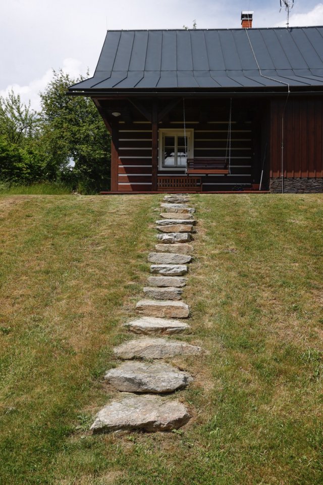 Rozlehlá zahrada poskytuje krásný výhled. Architektonicky roubenka dokonale zapadá do okolního prostředí.