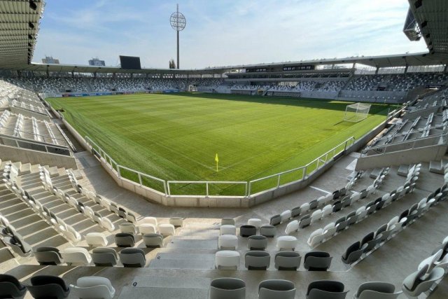 Nový stadion v Hradci Králové nabízí mnohem víc než jen místo pro fotbal. Kromě 9300 sedaček si lze zápas vychutnat i z exkluzivní VIP sekce nebo z 12 skyboxů. V areálu najdete i wellness, běžeckou dráhu a 6 multifunkčních tělocvičen.
Zdroj: archiv FC Hradec Králové, a.s.