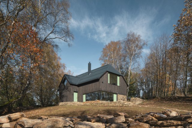 Tato chalupa na Šumavě, navržená Markétou Cajthamlovou, dokonale kombinuje tradiční styl s moderními prvky. Díky respektu k podmínkám CHKO Šumava přirozeně zapadá do okolní krajiny. Zdroj: Archiv Markéty Cajthamlové