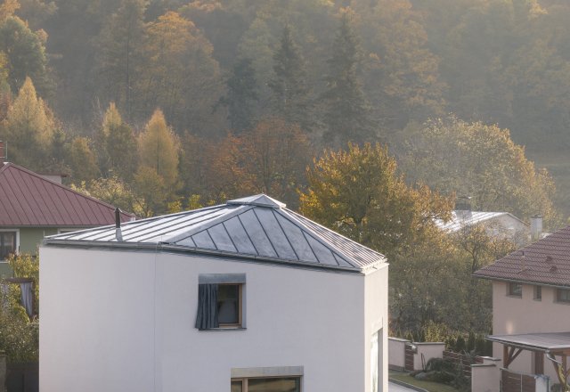 Dům je postaven tak, aby rodině vydržel dlouhá léta a přitom zůstal nenáročný na provoz. Díky betonové konstrukci, která dobře drží teplo, je uvnitř příjemně teplo a stačí topit jen pár týdnů v roce.