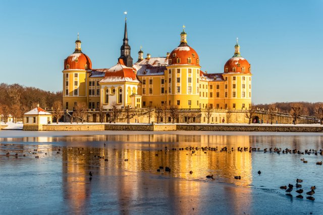 Zámek Moritzburg se čtyřmi věžemi a klidným jezerním okolím vás okouzlí svou symetrií a půvabem. Ne nadarmo se mu přezdívá Perla saského baroka. Zdroj: Nataliya Schmidt, Shutterstock