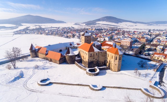 Švihov je v porovnání s jinými hrady “mladík”. Během 500 let své existence měnil svůj vzhled, majitele i význam. Při natáčení pohádky sloužil jako statek Popelky, macechy a nevlastní sestry Dory [4]. 
Zdroj: Kletr, Shutterstock