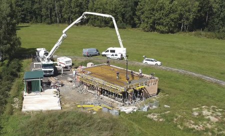 Díky vykonzolovému litému betonovému stropu budou mít majitelé nerušený výhled do zahrady bez sloupků nebo rámu oken.