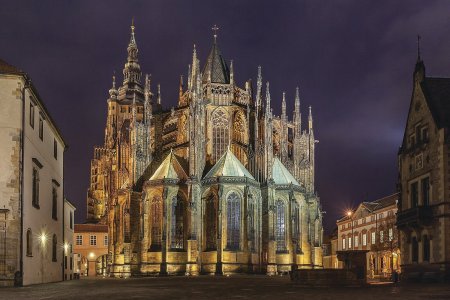 Středověku vládla gotika, která se vyznačovala nejnáročnějšími střešními konstrukcemi. Ty se většinou nacházely na katedrálních a kostelních stavbách. Na fotografii je Katedrála sv. Víta v Praze. Foto: krcil, Shutterstock