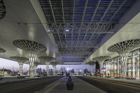 Budova Metropolitan Station disponuje zastřešenými nástupišti s terminály pro městskou a regionální silniční dopravu. Foto: Rafal Chojnacki