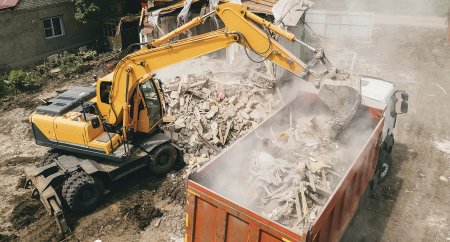 Přemýšlíte, že koupíte pozemek se stavbou ke zbourání? Náklady na demolici a odvoz suti hravě přesáhnou milion korun. Foto: DedMityay, Shutterstock