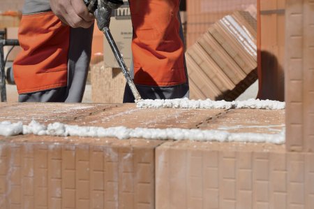 Systémové řešení nabízí nejenom cihly pro obvodové a vnitřní zdivo, ale i materiály pro zdění (tenkovrstvé malty, pěny atd.)