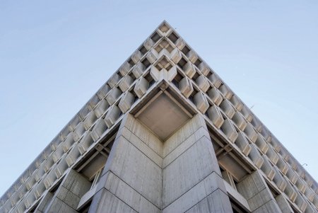 Surový beton hrál hlavní roli v tzv. brutalistní architektuře, která byla v 60. a 70. letech 20. století symbolem modernity a pokroku. Foto: Daniela Martinez Ch, Shutterstock