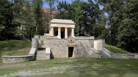 Beton hraje důležitou roli i při rekonstrukci památek. Například pro Mauzoleum v Olomouci vyráběla firma Racio zákrytové desky a dlažby z betonu. Foto: Pavel Snášel, realizace: RACIO Častolovice, www.racio-castolovice.cz