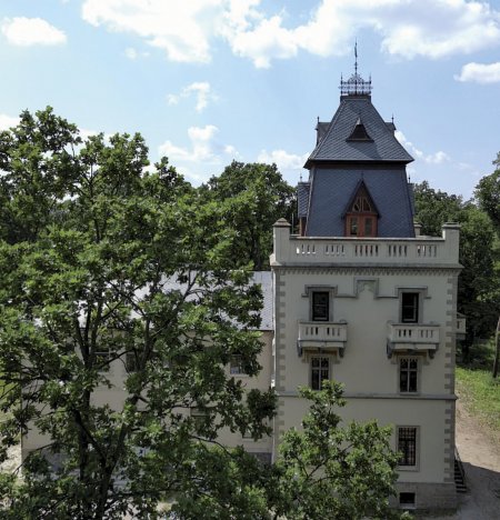 Zámeček má 2 nadzemní podlaží a věž dokonce 4 nadzemní podlaží.