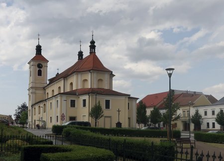 Na náměstí můžete vidět Santiniho kostel Nejsvětější Trojice.