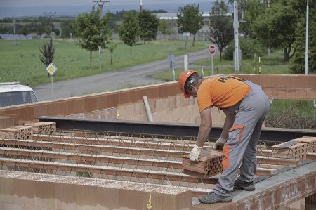 Keramické trámečkové stropy HELUZ MIAKO se skládají ze stropních nosníků, mezi které se vkládají keramické stropní vložky.