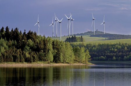 Získání všech povolení pro stavbu větrné elektrárny v České republice trvá běžně 10 a více let, což ji řadí mezi nejhorší v Evropě. Změnu by měl přinést nový stavební zákon a stanovení akceleračních zón, které mají být zřizovány v bývalých průmyslových oblastech a brownfieldech. Foto: Jiří Fejkl, Shutterstock