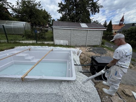 ThermoWhite po vytvrzení – díky lepidlu – zajistí dostatečně tuhé a stabilní usazení bazénu.