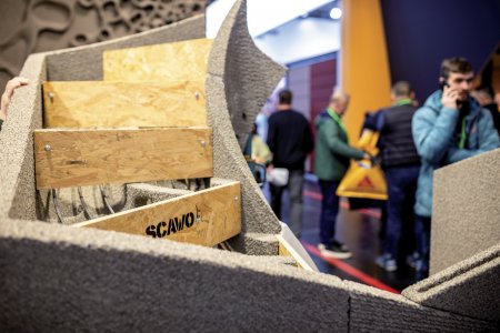 Schody vyrobené 3D „tiskovou hlavou“ na beton prezentované v expozici Scawo3D.